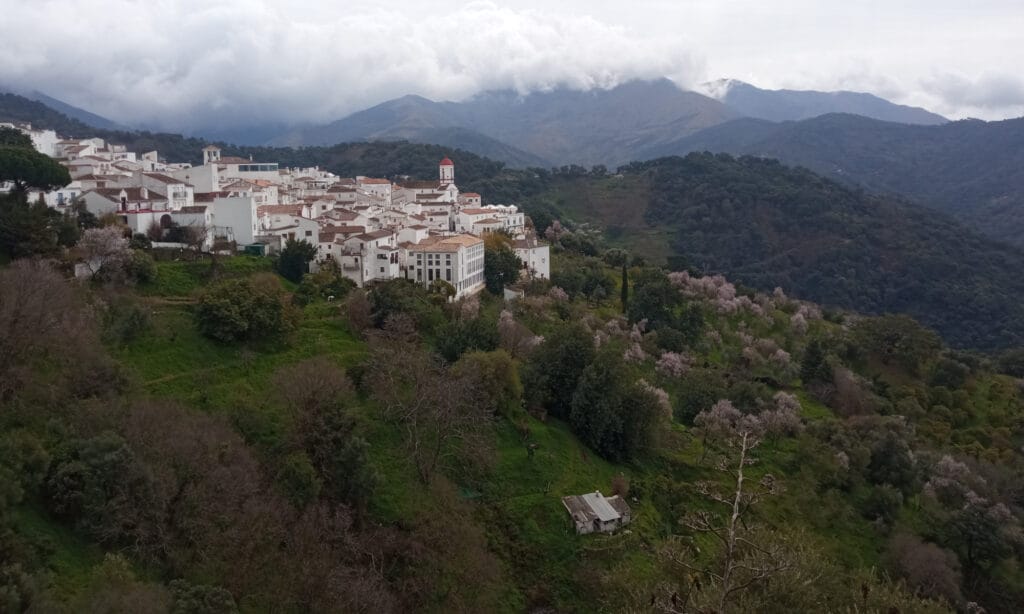 Sierra Bermeja en Málaga: una carretera entre nubes y mar