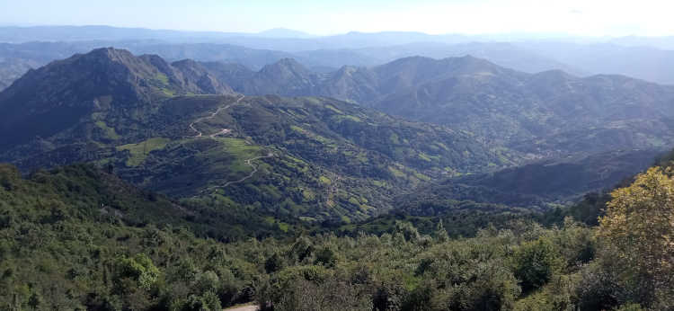 Vista en el ascenso del Alto del Angliru - Ruta por Asturias natural