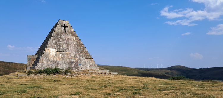 Pirámide de los Italianos - Ruta por las Merindades