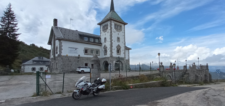 Antiguo Parador en la cima del Puerto de Pajares - Ruta desde la Montaña de Riaño hasta Babia