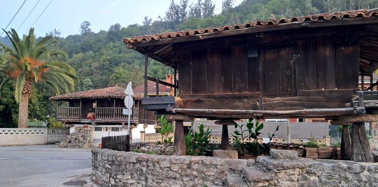 Horreos de Bueño - Ruta por Asturias natural