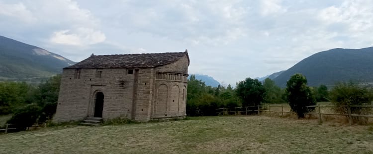 Iglesia de San Juan de Busa - Ruta por carretera en el Pirineo Aragonés: Ordesa y Tena